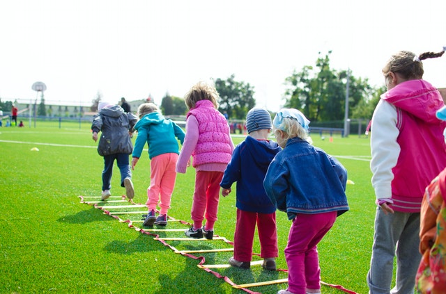 enfant qui fait du sport